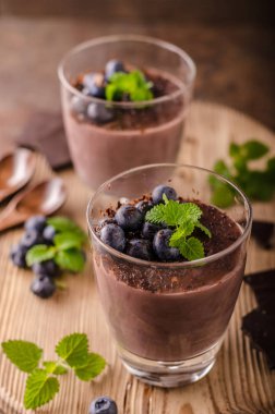 Meyveler ve otlar ile Çikolatalı puding