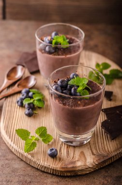 Meyveler ve otlar ile Çikolatalı puding