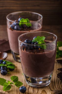 Meyveler ve otlar ile Çikolatalı puding