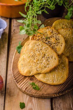 Ev yapımı kraker, fırında pişmiş