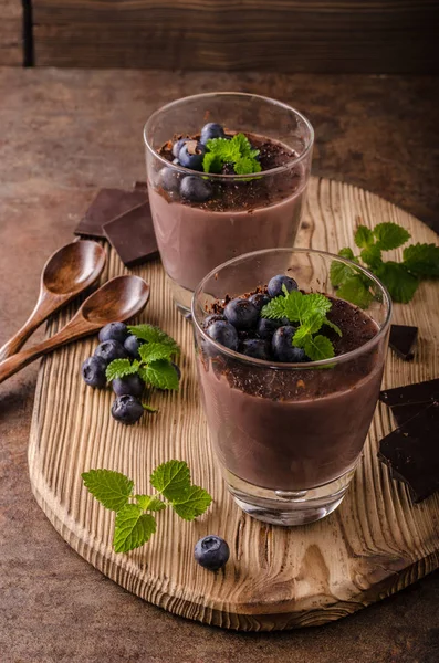 Schokoladenpudding mit Beeren und Kräutern — Stockfoto