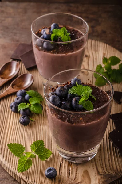 Schokoladenpudding mit Beeren und Kräutern — Stockfoto