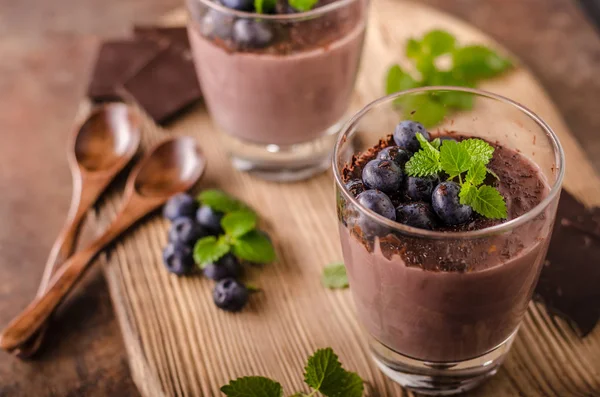 Chocolade pudding met bessen en kruiden — Stockfoto