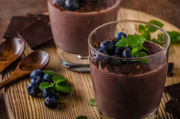 Schokoladenpudding mit Beeren und Kräutern — Stockfoto