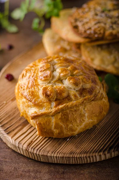 Bladerdeeg gevuld met camembert — Stockfoto