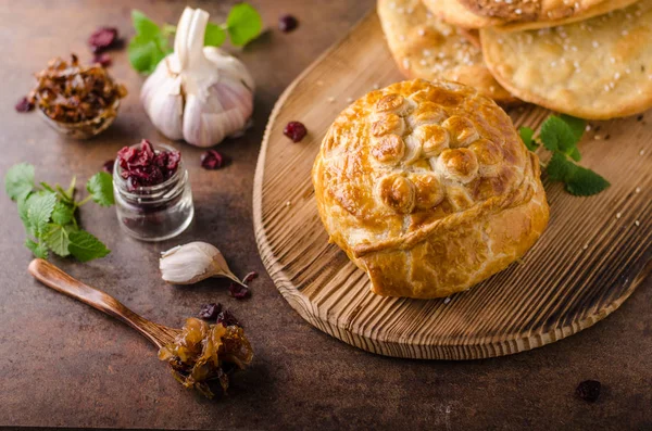 Smördeg fyllda av camembert — Stockfoto