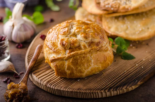 Pastel de hojaldre relleno de camembert — Foto de Stock