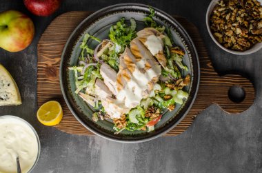 Izgara tavuk Waldorf salatası