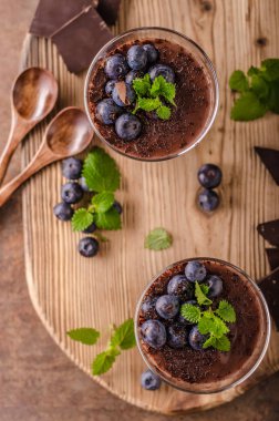 Meyveler ve otlar ile Çikolatalı puding