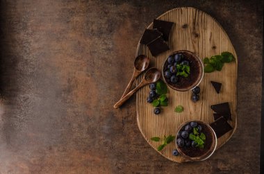 Meyveler ve otlar ile Çikolatalı puding