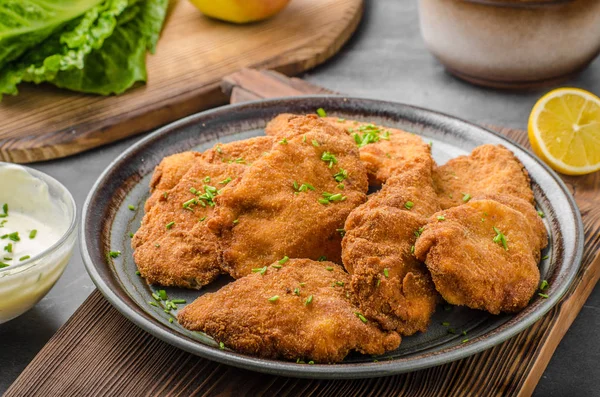 Gepaneerde schnitzel van originele — Stockfoto