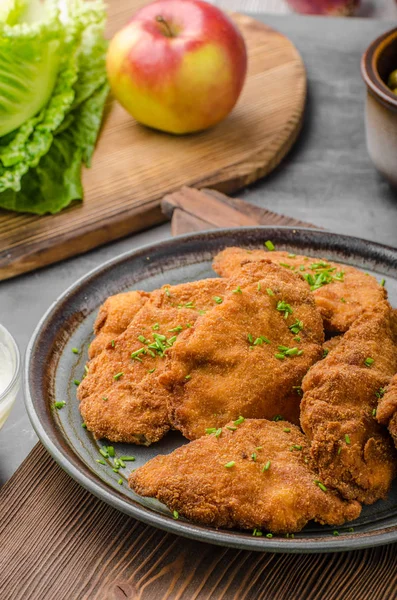 Leivitetty alkuperäinen schnitzel — kuvapankkivalokuva