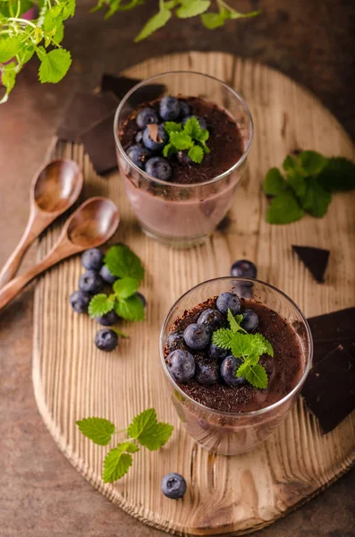 Schokoladenpudding mit Beeren und Kräutern — Stockfoto