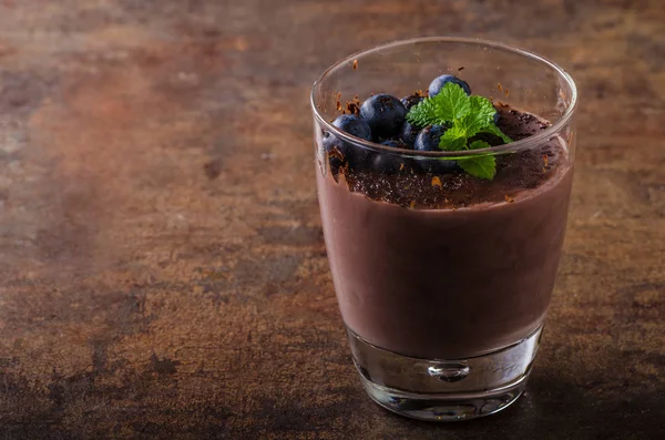 Шоколадний пудинг з ягодами та травами — стокове фото