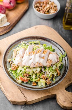 Izgara tavuk Waldorf salatası