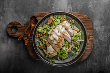 Izgara tavuk Waldorf salatası