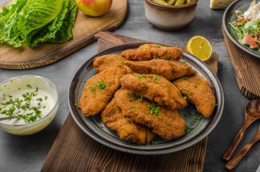 Ekmekli özgün şnitzel waldorf salatası ile