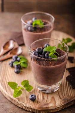 Meyveler ve otlar ile Çikolatalı puding