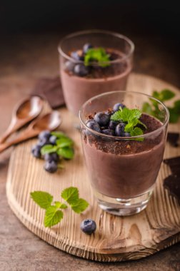 Meyveler ve otlar ile Çikolatalı puding