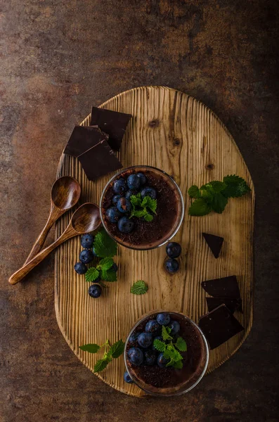 Budín de chocolate con bayas y hierbas —  Fotos de Stock