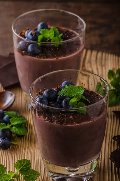 Budyń czekoladowy z jagodami i zioła — Zdjęcie stockowe