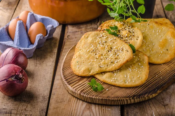 Zelfgemaakte crackers, gebakken in de oven — Stockfoto