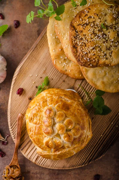 Smördeg fyllda av camembert — Stockfoto