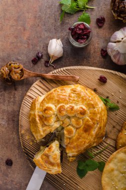 Camembert tarafından doldurulmuş puf böreği