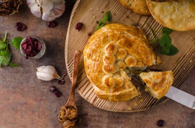 Camembert tarafından doldurulmuş puf böreği