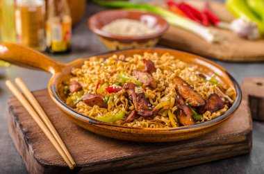 Tavuklu Çin eriştesi.