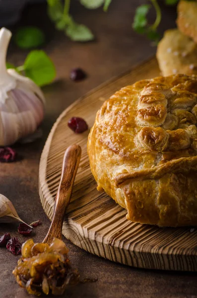 Smördeg fyllda av camembert — Stockfoto