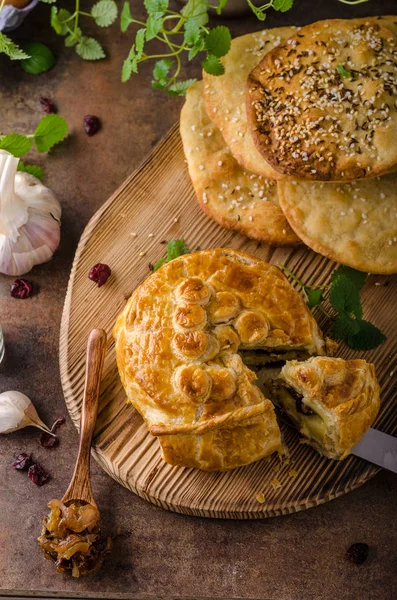 Bladerdeeg gevuld met camembert — Stockfoto