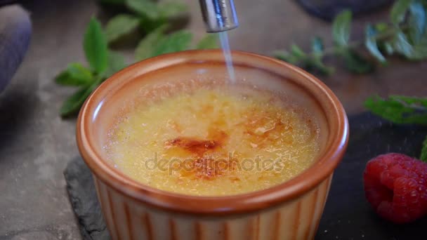 Creme brulee acabamento por chef, açúcar e tocha — Vídeo de Stock