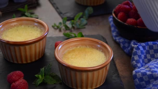 Creme brulee afwerking door chef-kok, de suiker en de toorts — Stockvideo