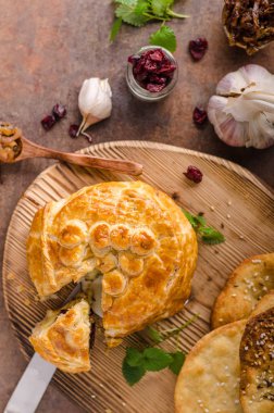 Camembert tarafından doldurulmuş puf böreği