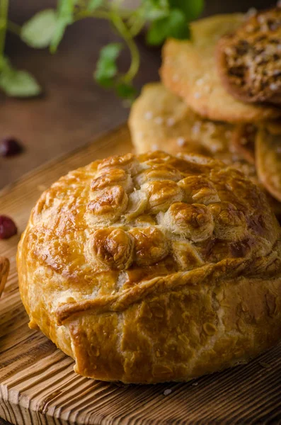 Bladerdeeg gevuld met camembert — Stockfoto