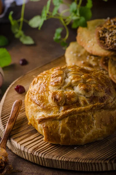 Pastel de hojaldre relleno de camembert — Foto de Stock