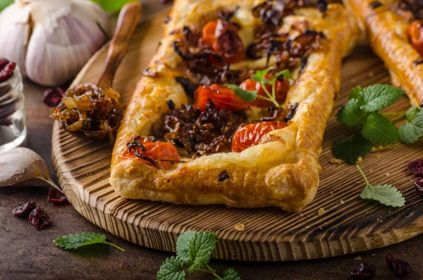 Puff pastry vegetarian pizza — Stock Photo, Image