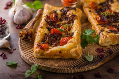 Puf böreği vejetaryen pizza