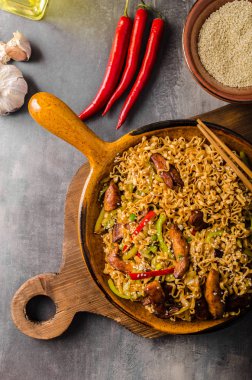 Tavuklu Çin eriştesi.