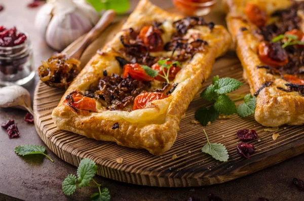 Puff pastry vegetarian pizza — Stock Photo, Image