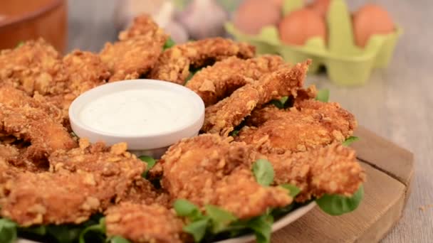 Hühnerstreifen mit Salat und Knoblauch-Dip-Video — Stockvideo