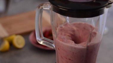 Lezzetli milkshake çilek ve muz, görüntüleri hizmet