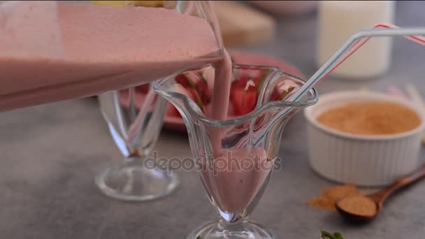 Delicious milkshake strawberries and banana, footage serving — Stock Video