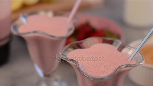 Leckere Milchshake-Erdbeeren und Bananen, Filmmaterial serviert — Stockvideo