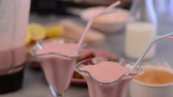 Läcker milkshake jordgubbar och banan, footage servering — Stockvideo