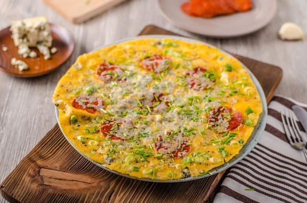 Salami blauwe kaas omelet — Stockfoto