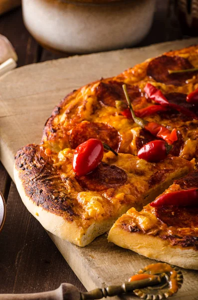 Пицца салями перец — стоковое фото