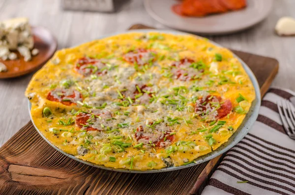 Salami Blauschimmelkäse-Omelette — Stockfoto