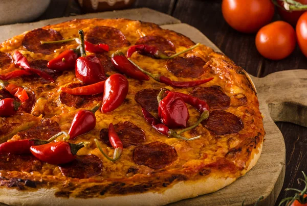 Pizza salami pimienta —  Fotos de Stock